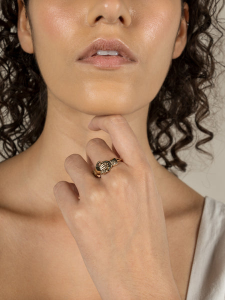 Fede Ring 9k Yellow Gold with Emerald