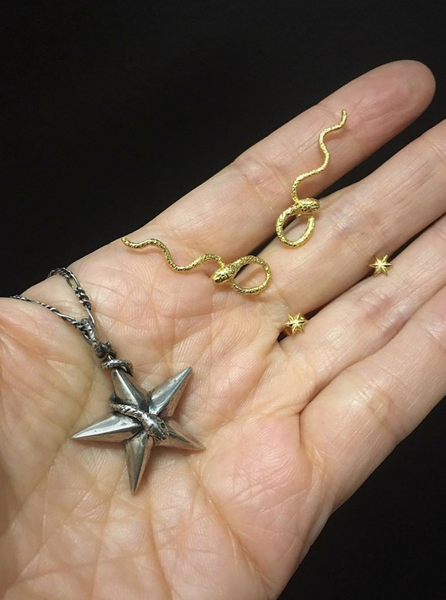 Micro star stud earrings 9k gold