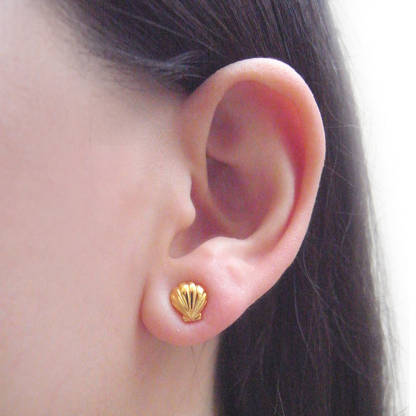 Shell Stud Earrings Gold on Model