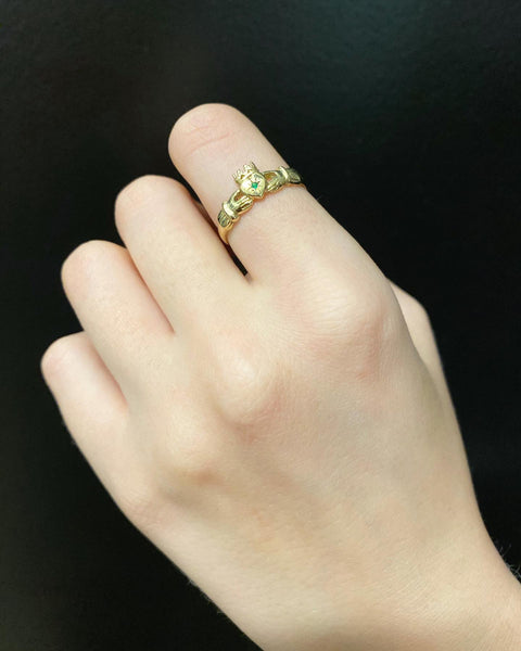 Claddagh Ring with Emerald x Gold