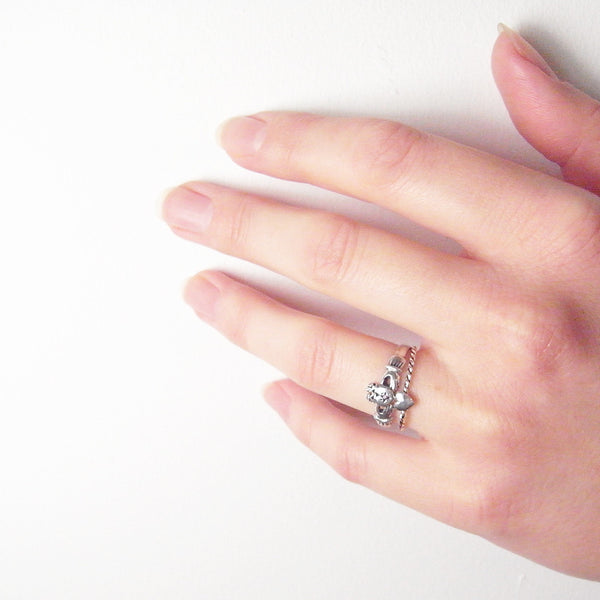 claddagh hart silver ring ruby