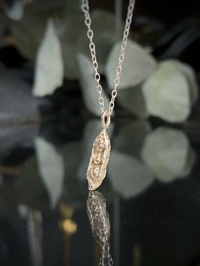 Little pea brothers necklace