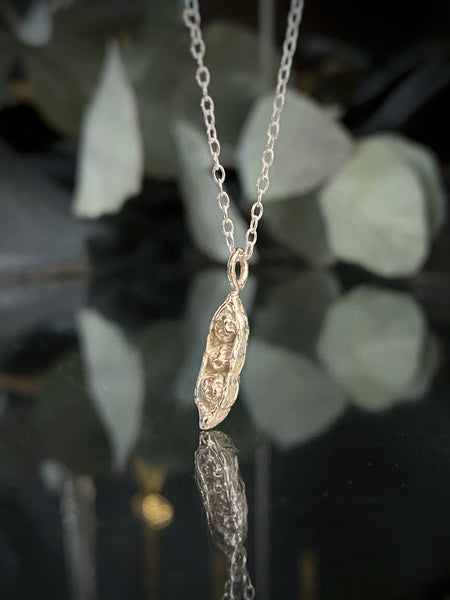 Little pea brothers necklace