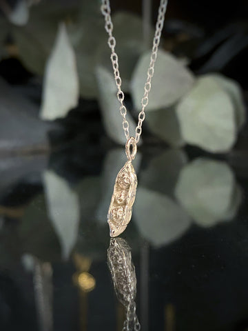 Little pea brothers necklace