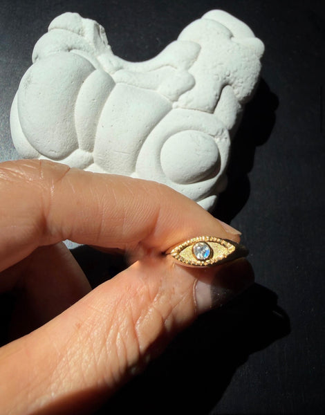 Eye signet ring Moonstone