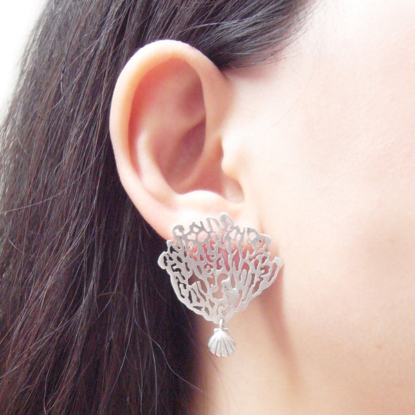 MOMOCREATURA White Coral & Shell Single Earring Silver on Model