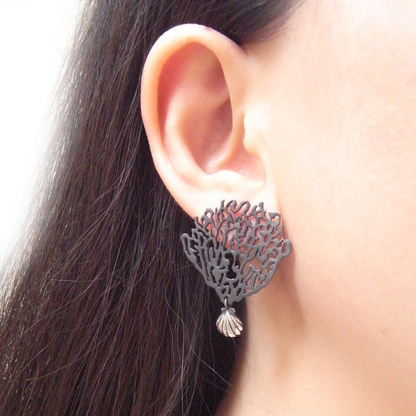MOMOCREATURA Black Coral & Shell Single Earring Silver on Model