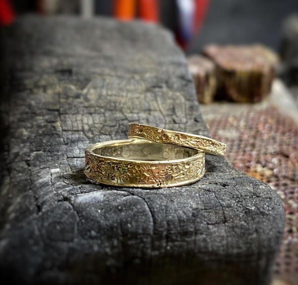 Moon crater ring 4mm 9k gold