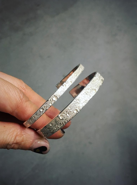 Moon crater bangle silver 4mm