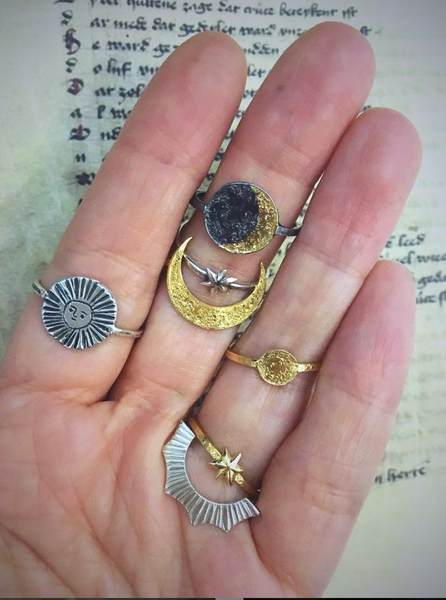 Mini moon disc ring gold