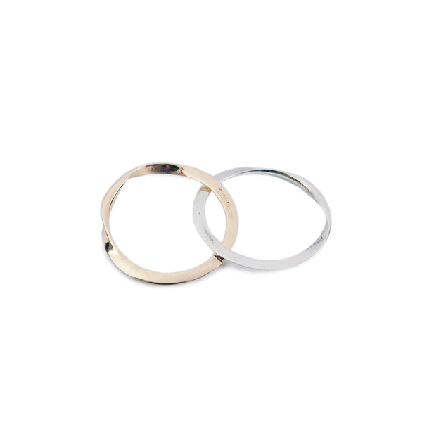 MOMOCREATURA bi-colour 9k gold gimmel ring